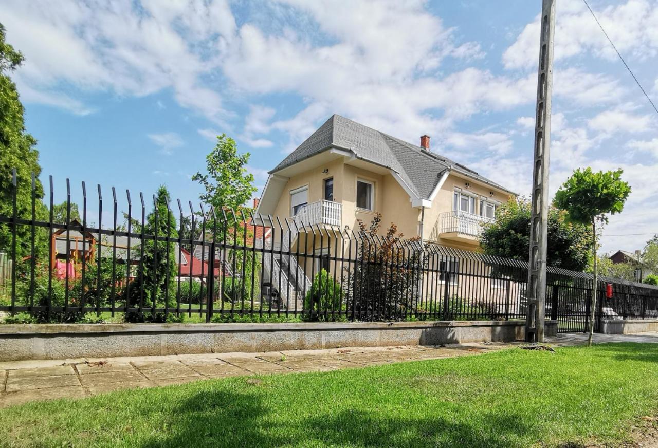 Family Garden Apartmanhaz Сиофок Екстериор снимка