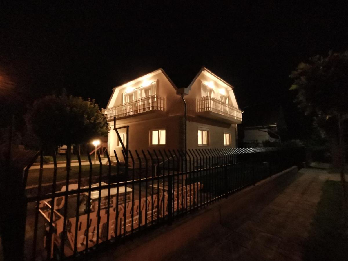 Family Garden Apartmanhaz Сиофок Екстериор снимка