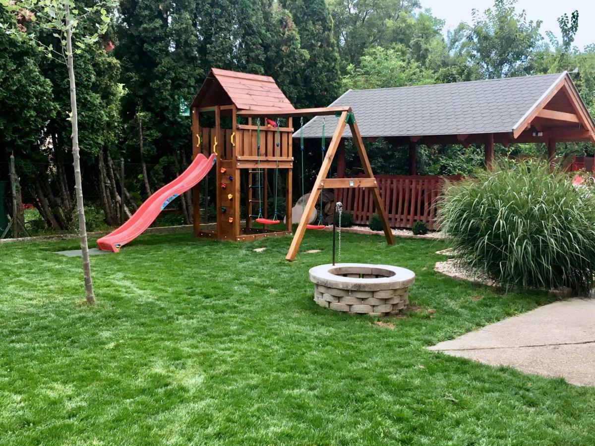 Family Garden Apartmanhaz Сиофок Екстериор снимка